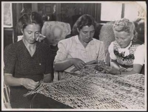 Frauen knüpfen Netze