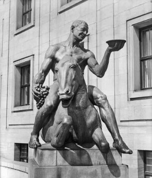 Bacchus auf trunkenem Esel : Bacchus auf trunkenem Esel (1910; G. Wrba). Bronze. Dresden-Altstadt, Neues Rathaus, Eingang zum Ratskeller