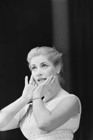 Szenenbilder aus "Amphitryon 38" von Jean Giraudoux. Kammerspiele (Deutsches Theater) Berlin, 16.10.1957 : Mit Wilhelm Koch-Hooge in der Titelrolle, Gisela Uhlen als Alkmene, Judith Harms als Ekklissa, Gisela May als Leda, Waldemar Schütz als Jupiter, Horst Drinda u. a.