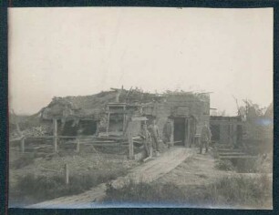 Foto von Soldaten vor einem zerstörten Gebäude