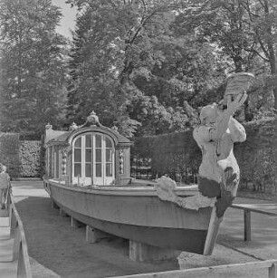 Pillnitz : Dresden-Pillnitz. Schloss Pillnitz. Rote Elbgondel (Tritonengondel) im Schlosspark