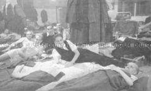 Selbstversenkung des Hochseepassagierdampfers "Columbus" am 19. Dezember 1939, Besatzungsangehörige im Internierungslager auf Ellis Island, in Feld- und Etagenbetten liegend