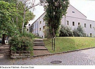 Sächsische Landesbibliothek - Staats- und Universitätsbibliothek Dresden, Zweigbibliothek Erziehungswissenschaften. Diensteingang am Parkplatz : Dresden-Strehlen, August-Bebel-Straße 18. Sächsische Landesbibliothek - Staats- und Universitätsbibliothek Dresden, Zweigbibliothek Erziehungswissenschaften. Diensteingang am Parkplatz
