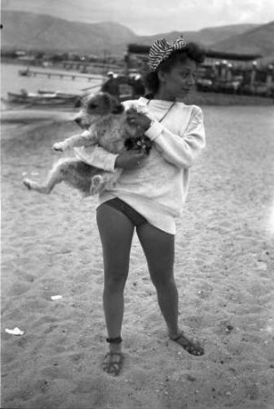 Glyfada: Mädchen mit Drahtterrier im Arm, seitlich