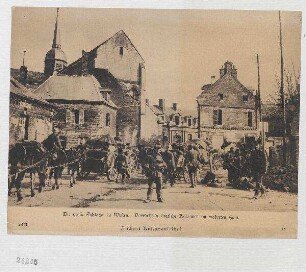 Die große Schlacht im Westen. Vorrückende deutsche Kolonnen im eroberten Ham. Zeichnet Kriegsanleihe