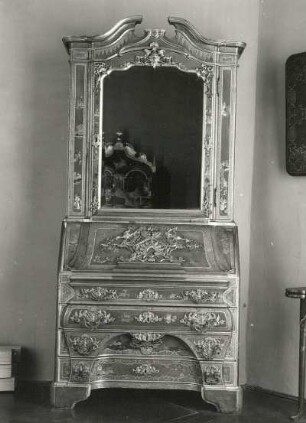 Dresden. Reinow, Christian? Schreibschrank. Fichte, farbig lackiert, Goldmalerei und -relief, Kupferblech, gelackt, Messing, Spiegelglas, facettiert, 234 x 112 x 54 cm. 1745/1749