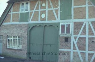 Reinbeker Straße: Fachwerkhaus mit Reetdach: Teilansicht: Giebelseite mit Scheunentor