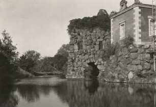 Oranienbaum-Wörlitz, Wörlitzer Park. Der "Stein" mit Vulkan und Grotte zum Landen der Boote (1792; G. C. Hesekiel) und mit Villa Hamilton (F. W. von Erdmannsdorff)