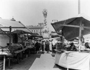 Markt am Linzer Hauptplatz mit Blick zur Dreifaltigkeitssäule