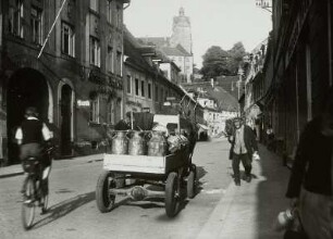 Milchtransport in Colditz : Colditz, Milchtransport. Straßenszene mit Blick auf den Turm der sogenannten Weißenburg des Schlosses