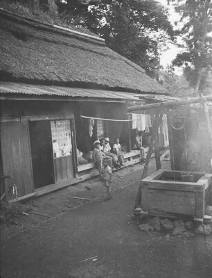 Haus in Yamanakako-mura : Ansicht mit Jungen auf den Eingangsstufen