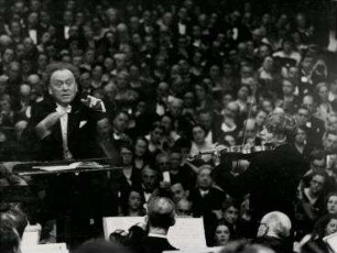 Willem Mengelberg dirigiert im Gebouw voor Kunsten en Wetenschappen in Den Haag, Solist ist der 16jährige Yehudi Menuhin. Willem Mengelberg