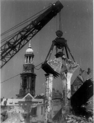 Hamburg-St. Pauli. Nachkrieg. Ein Bagger bei der Beseitigung von Trümmern. Im Hintergrund die Hauptkirche St. Michaelis