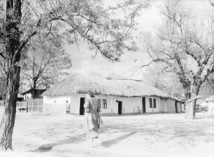 Baneasa: Bauernhaus, Mädchen davor