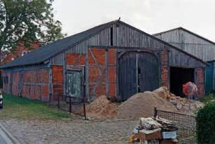 Rohlfshagen: An de Sylsbek / Ecke Lindenallee: Gasthof Schacht: Fachwerkscheune: Traufseite: Giebelseite mit Scheunentor, Stalltüren, Verbretterung: vorne Zaun, Hofeinfahrt, Sandhaufen, Betonmischer