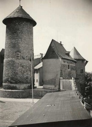 Oelsnitz-Voigtsberg, Schloss. Blick in den Burghof mit Bergfried