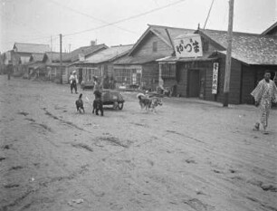 Ladenstraße in Shikuka : Straßenbild