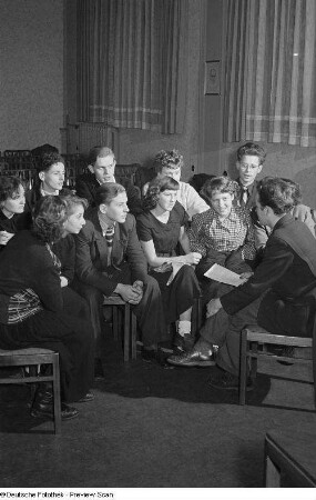 Mitglieder des Dramatischen Zirkels des FDJ-Bezirksklubhauses in der Goethestraße unter der Leitung des Schauspielers Dieter Bachmann