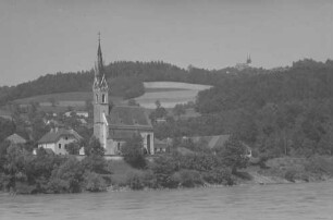 Linz: Kirche Puchenau mit Pöstlingberg bei Linz