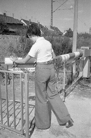 Anbringung einer neuartigen Schranke am sogenannten Eselsdolen im Bahnhofsbereich Grötzingen