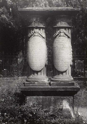 Leipzig-Thekla, Friedhof : Leipzig-Thekla, Friedhof. Doppelgrabmal für Johann David Altner (gest. 1844) und seine 2. Frau Marie Christiane (gest. 1833)