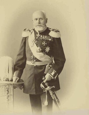 Karl von Knoerzer, General der Infanterie, Kommandeur der 26. Division von 1881-1885 (1884?, siehe Rückseite), stehend in Uniform des Grenadier-Regimentes Nr. 119 (Königin Olga), Orden und Degen