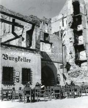 Restaurant Burgkeller am Kurfürstendamm in Charlottenburg, wiedereröffnet zwischen Ruinen