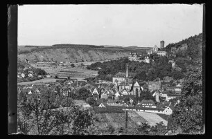 Blick aus Richtung Mittlere Flur auf Altstadt mit Burg mainaufwärts, Baumschule Scheurich und unbebaute Grundstücke