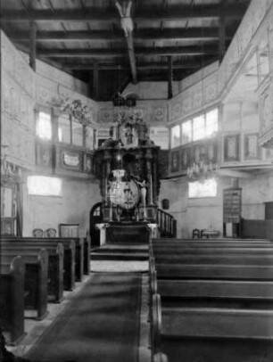 Kirchenraum mit Altar der Steinbacher Kirche