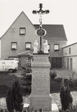 Bildstock (mit Kreuzigungsgruppe)