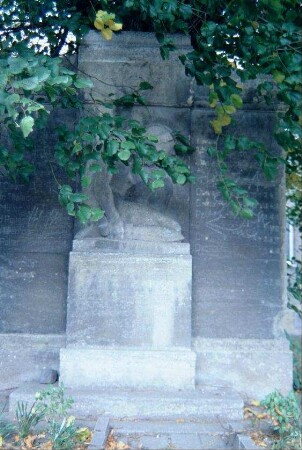 Kriegerdenkmal 1. WK; drei Steinplatten mit Inschriften, Reliefstein mit trauerndem Soldaten