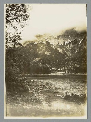 Dichte Nebel umhüllen die Zugspitze, Eibsee