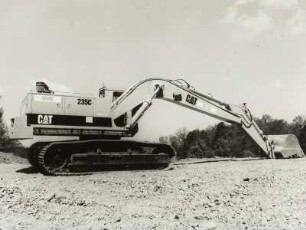 Neubau eines Zubringers zur Richtungsfahrbahn nach Berlin an der Autobahnanschlußstelle Dresden-Nord. Bagger auf Kettenfahrwerk mit Tieflöffel (in Ruhestellung) : Dresden-Heller. Neubau eines Zubringers zur Richtungsfahrbahn nach Berlin an der Autobahnanschlußstelle Dresden-Nord. Bagger auf Kettenfahrwerk mit Tieflöffel (in Ruhestellung)