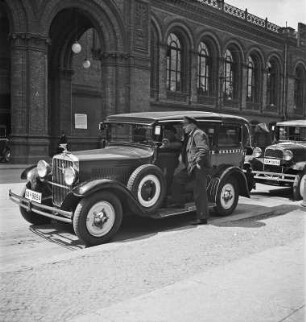 Taxi am Anhalter Bahnhof in Berlin : PKW Adler im Einsatz als Taxi vor dem Anhalter Bahnhof in Berlin, um 1937