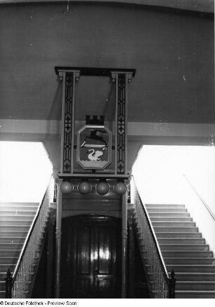 Rathaus. Treppenhaus mit Wappenlampe