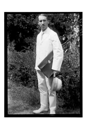 Portrait Kurt Beyer : Thailand. Dr. Kurt Beyer mit Aktenmappe, 1908/1913