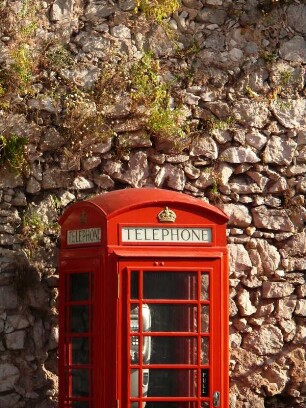 britischen Telefonhäuschen an der Mauer des Referendum Gates