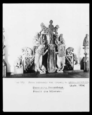 Mittleres Westportal — Wimperg: Der Thron Salomons