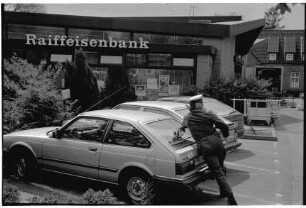 Sieker Landstraße: Parkplatz vor Raiffeisenbank Südstormarn: Dreharbeiten für ARD-Vorabendserie "Großstadtrevier": Szenenbild mit Polizist