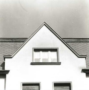 Cottbus, Karl-Liebknecht-Straße 107. Wohnhaus (A. 20. Jh.), Giebel