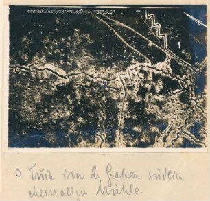 Foto von "Fliegertüchern" zur Veranschaulichung ihrer Bedeutung für die Verbindung der Infanterie mit Fliegern (Luftbild)