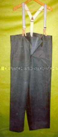 Hose mit Hosenträgern