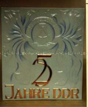 Schmucktafel "25 Jahre DDR" (im Karton)