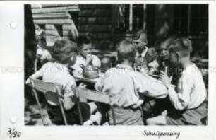 Schulspeisung in der Pankower Carl-von-Ossietzky-Schule