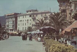 Reisefotos Italien. Straßenbild mit bemalten Häuserfassaden und Straßencafé
