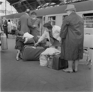 Leipzig. Hauptbahnhof. Reisende auf einem Bahnsteig wartend