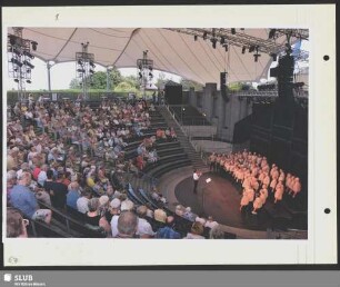 Zuhörer und der Chor in der Arena : Dirigent: Christian Garbosnik