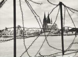 Köln, Stadtansicht von Deutz aus gesehen mit Stacheldraht
