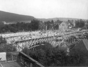 [Bild 4] Baustelle der Hindenburgbrücke (Brücke der Jugend; Straßenbrücke über den Bach Seltenrein) in Löbau. Schrägansicht mit Einschalung und Gerüst