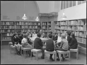 Jugendliche im Lesesaal der Heinrich-Schulz-Bibliothek